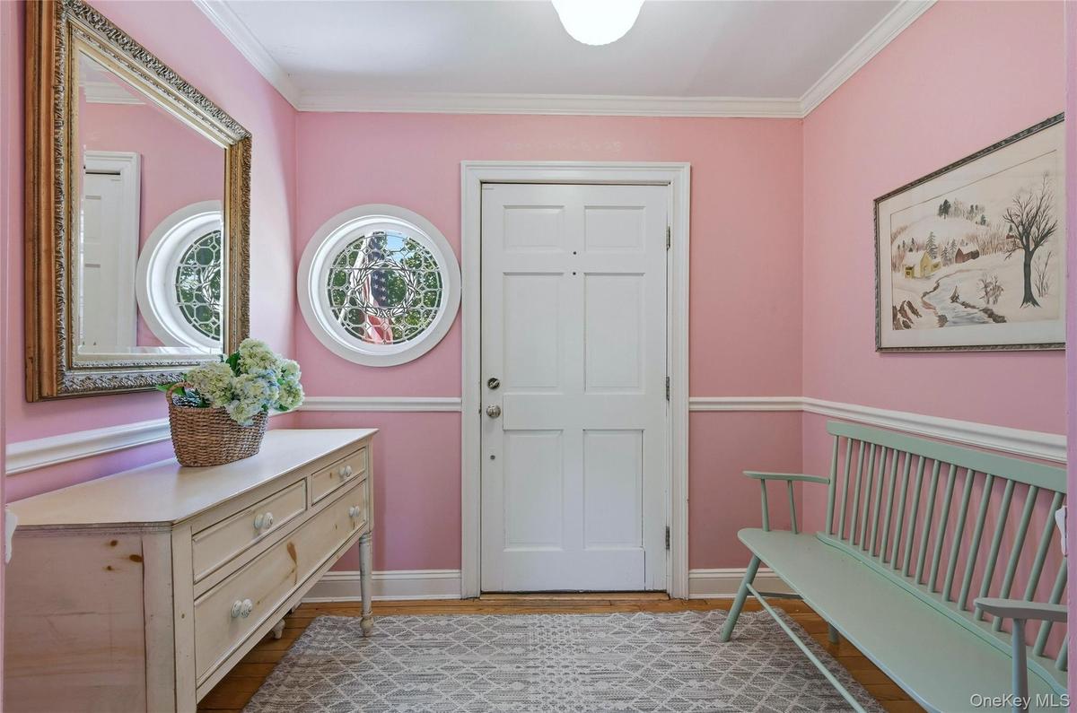 Guest enter a comfortabe entry foyer