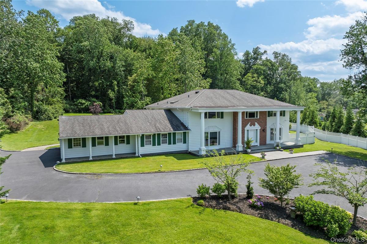 25 Montrose Court, Roslyn Harbor
