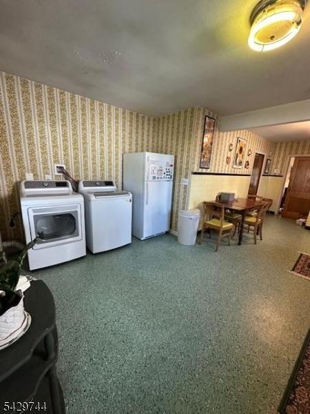 Eating area/Laundry