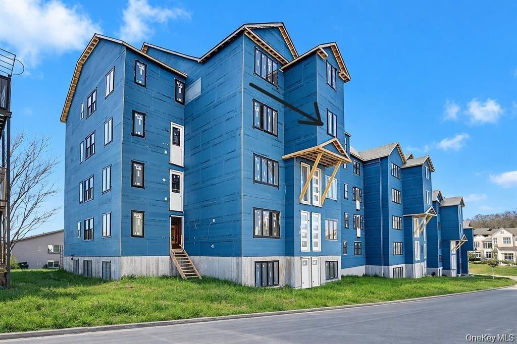 View of apartment building / complex