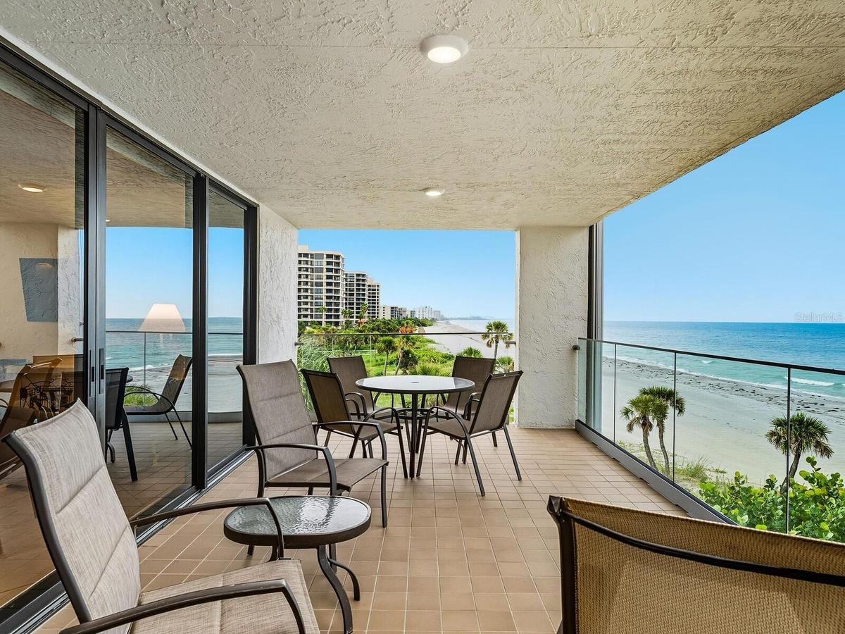 Large front lanai w beach views