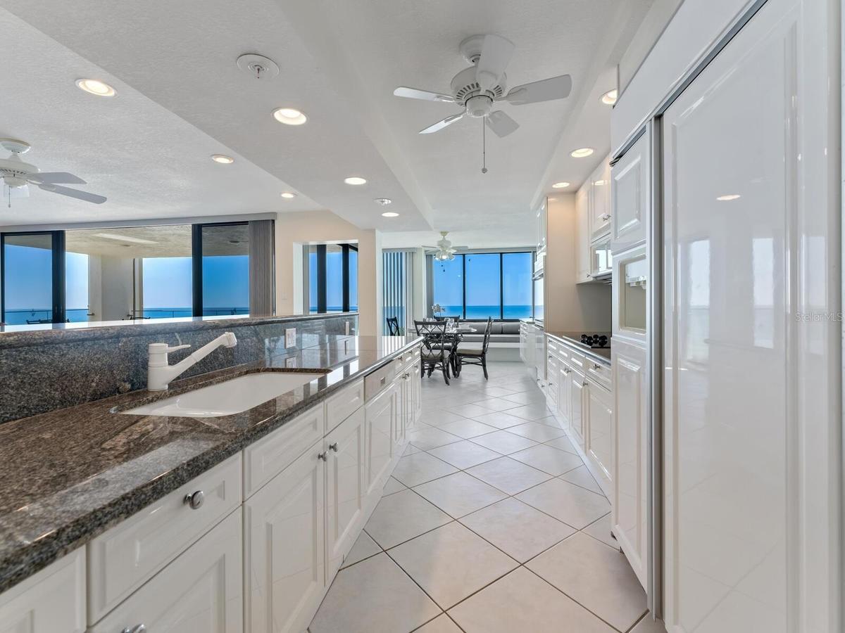 Kitchen w breakfast seating