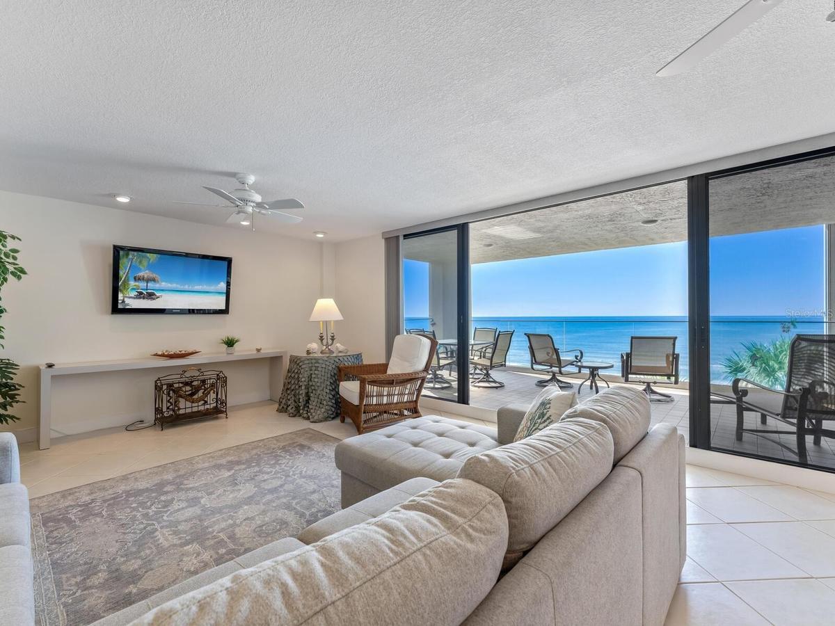 Living Room w large front lanai