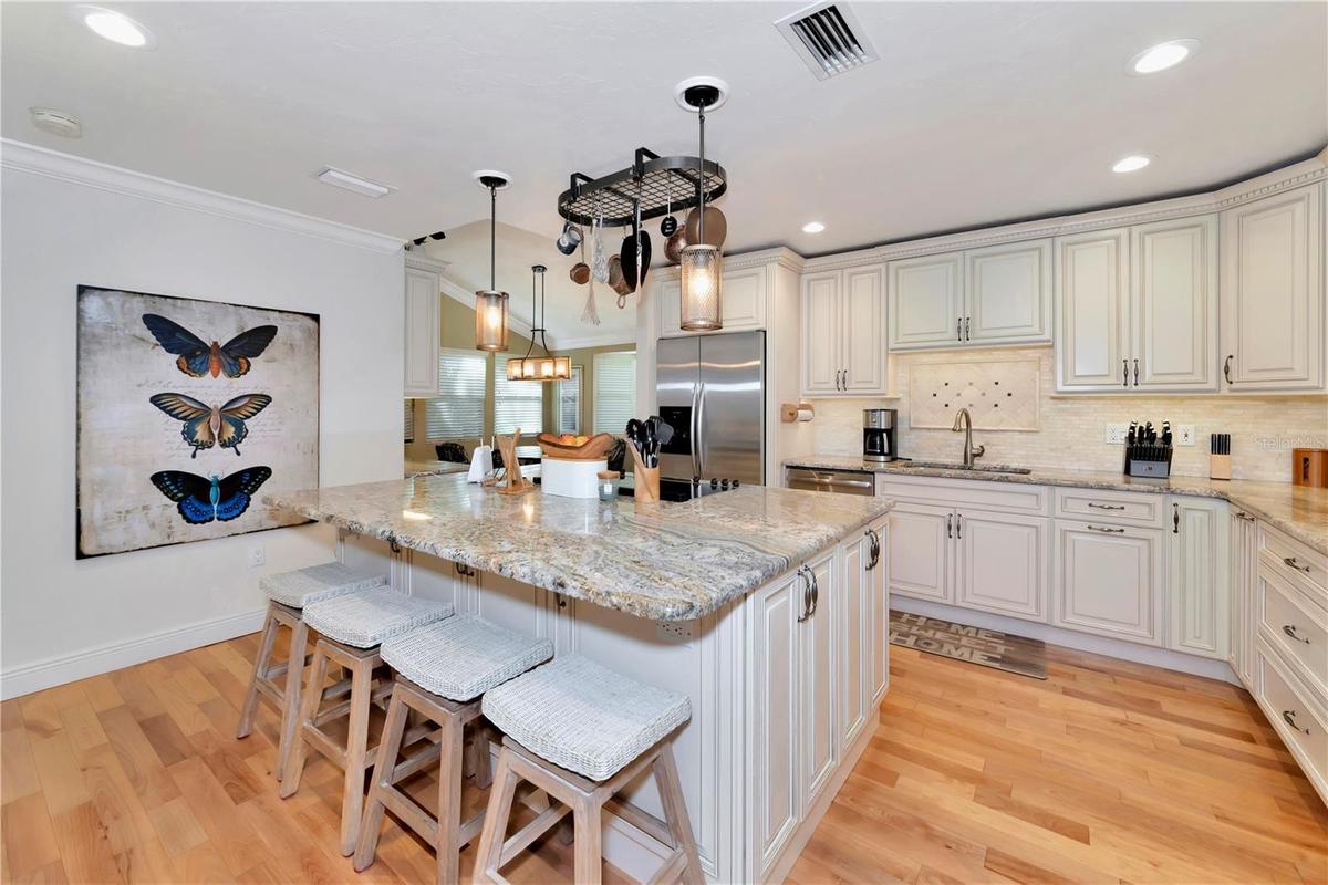 Kitchen with breakfast bar