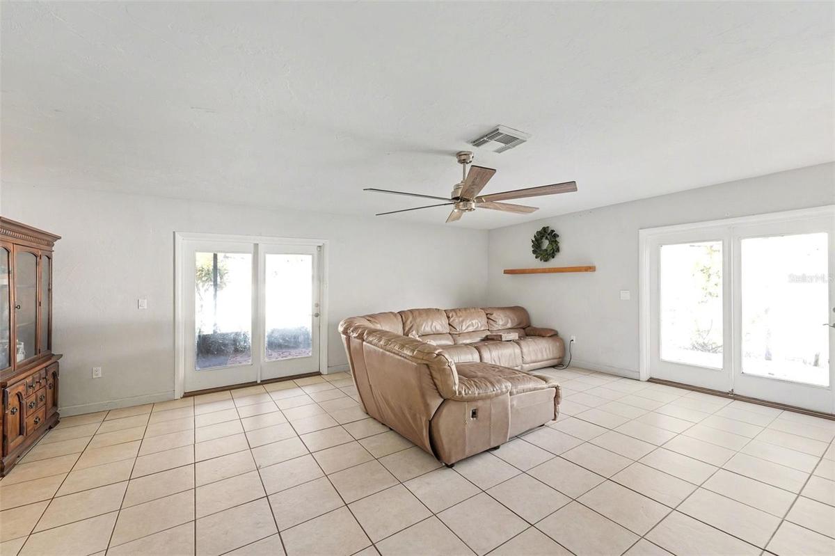 Large 2nd Living/Family Room