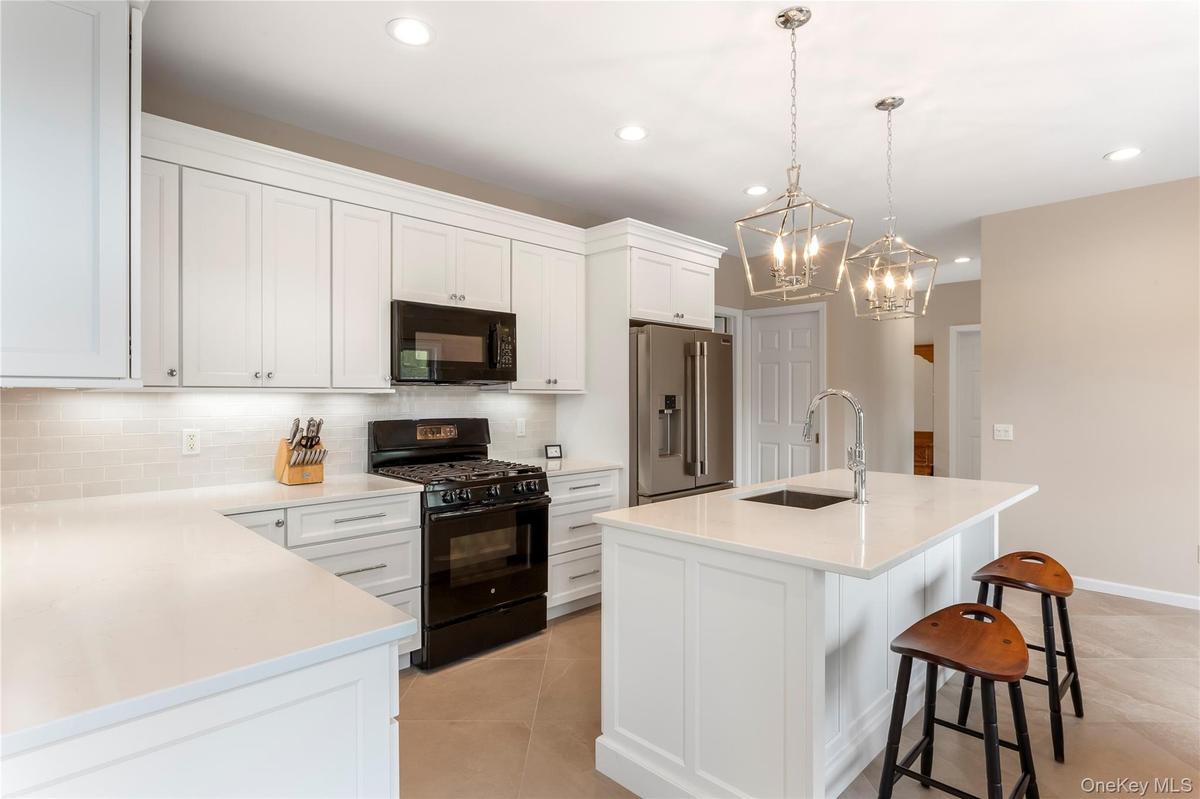Newly Renovated Eat in Kitchen