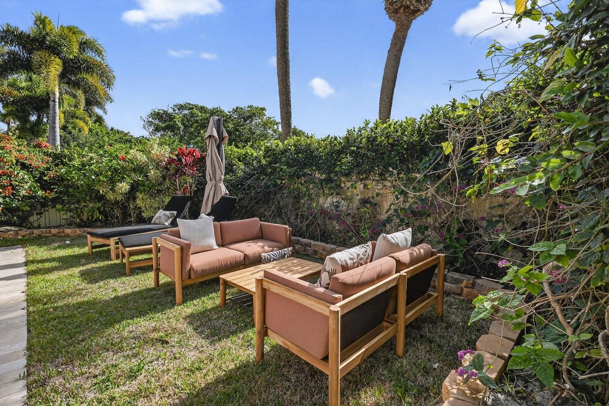 BACKYARD SEATING AREA