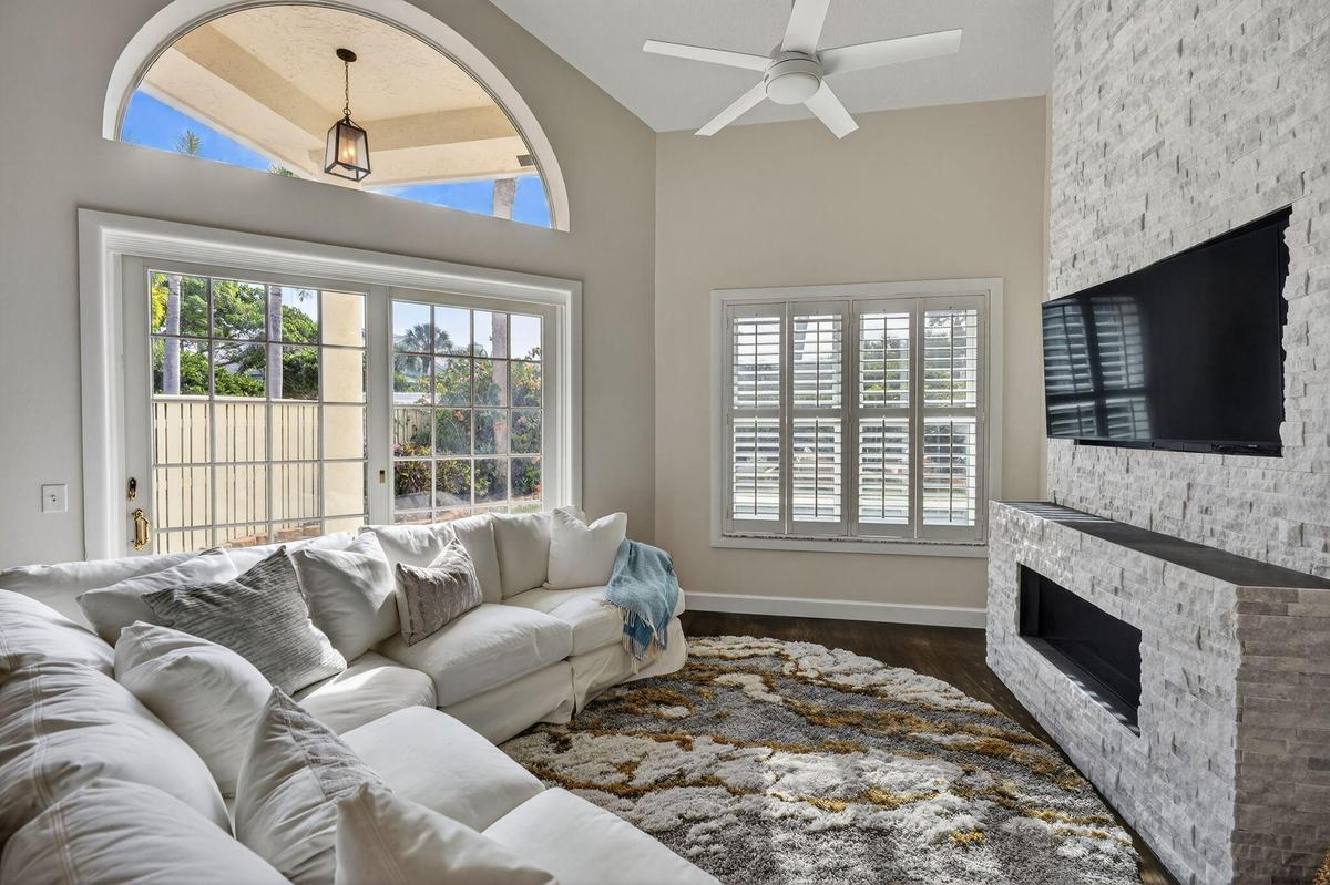 LIVING ROOM W/FIREPLACE