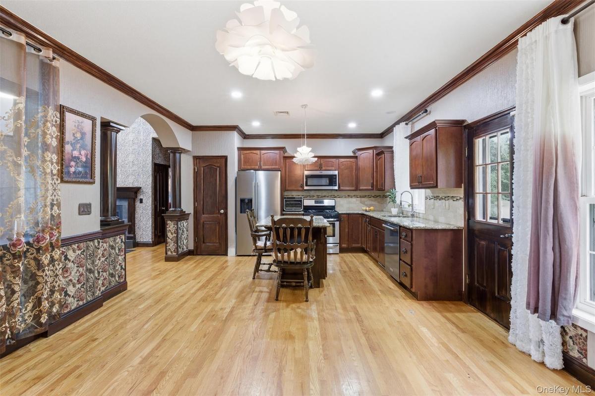Kitchen featuring wood-finish flooring, recessed lighting, and a central island