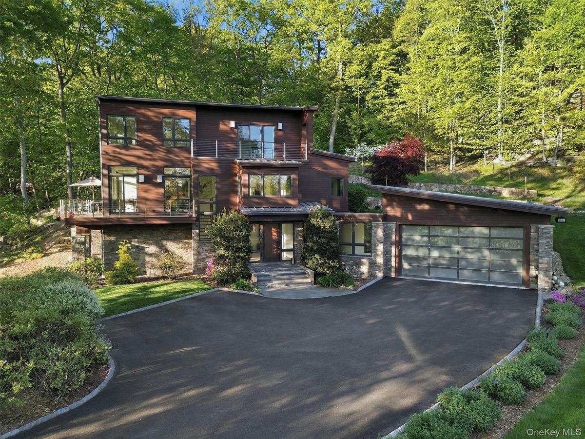 Welcome to Lakeside Serenity at 2 Lakeridge Drive!