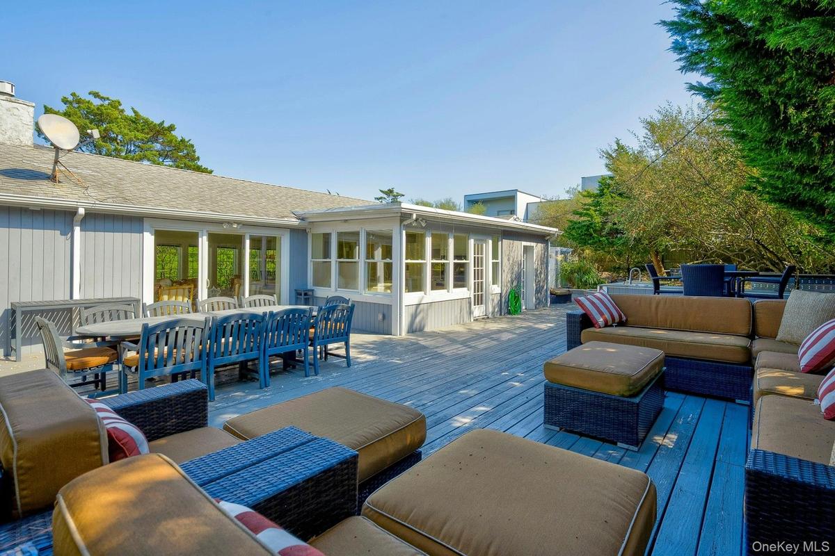 Expansive outdoor deck - perfect for entertaining
