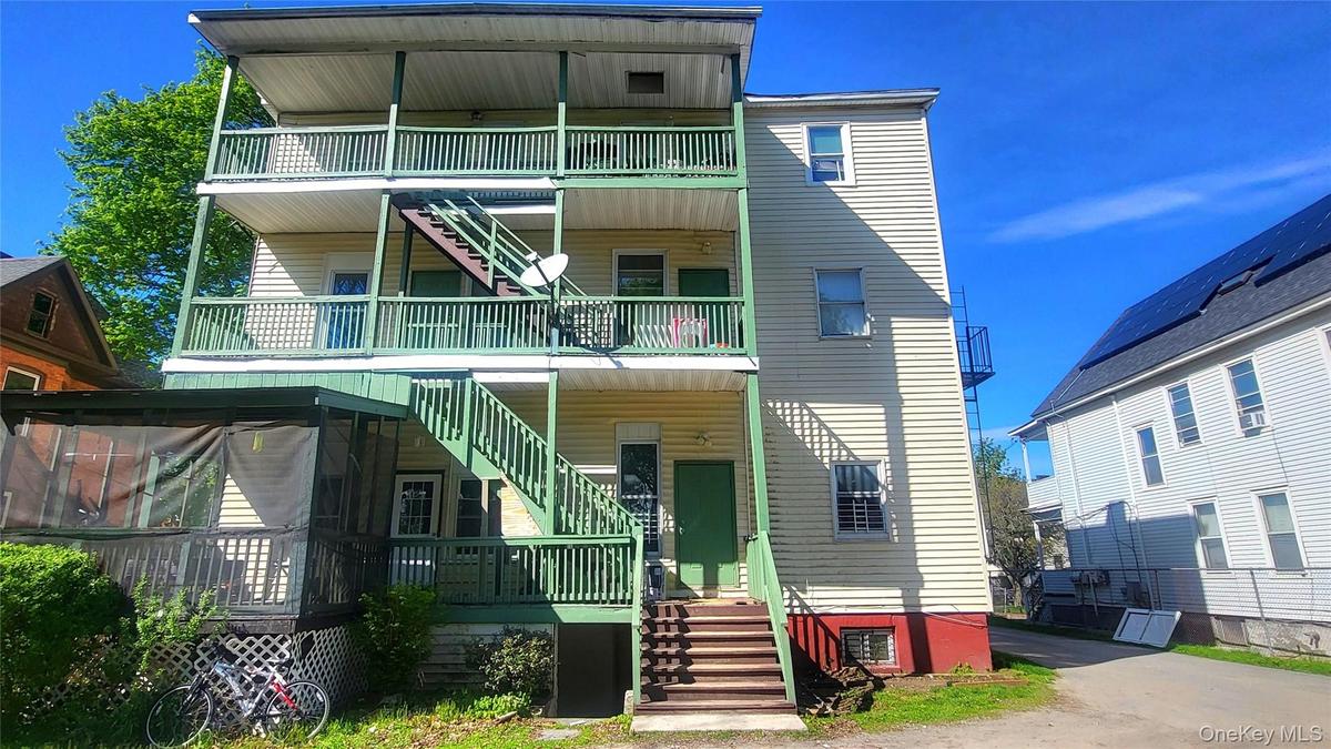 Back Entry To 1'st Fl Apts 1E & 1W