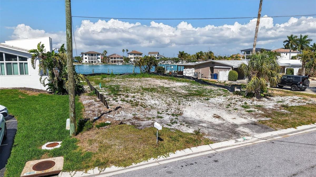 This apple size Lot is ready for the home of your dreams.