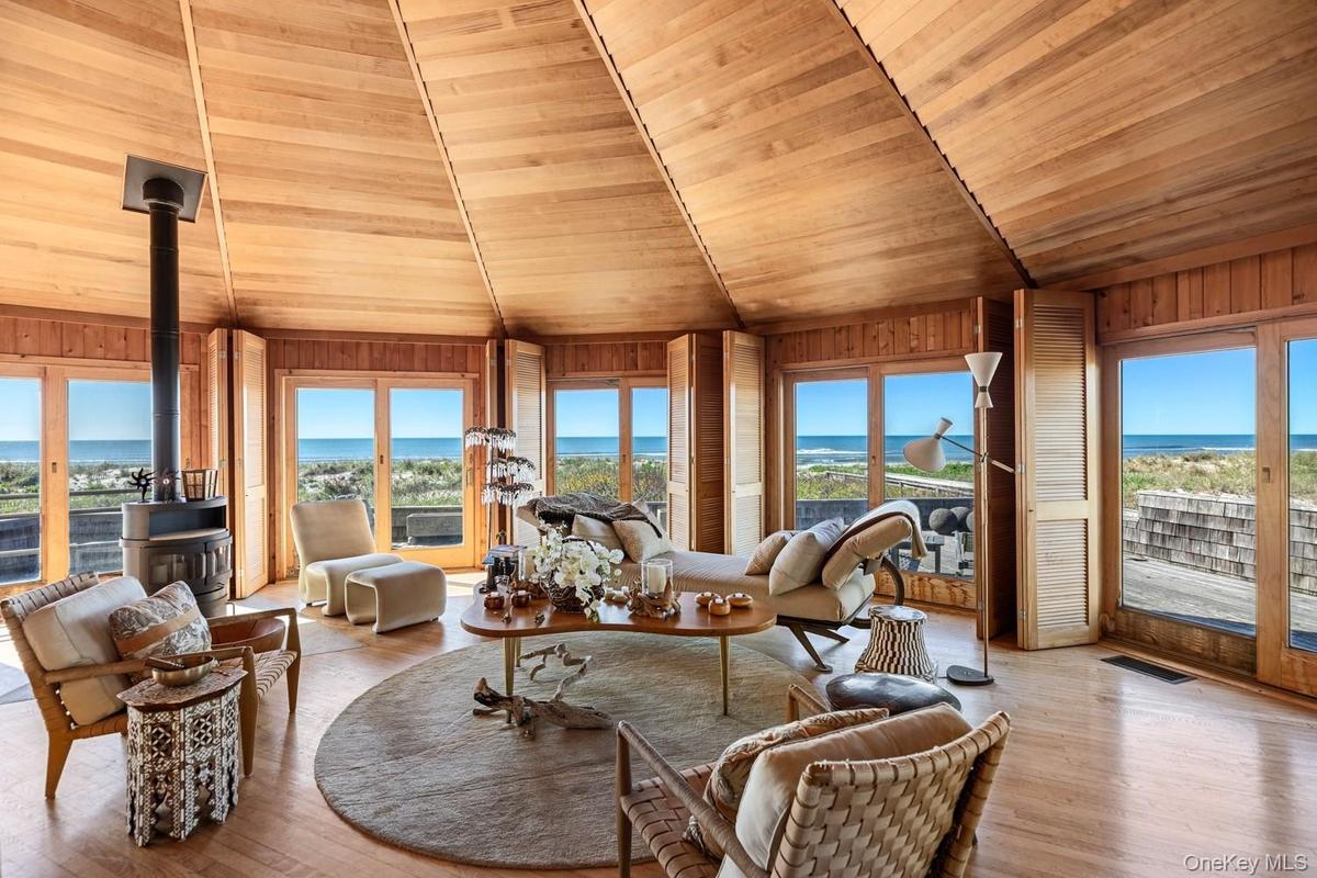 Beautifully constructed ceiling within living room