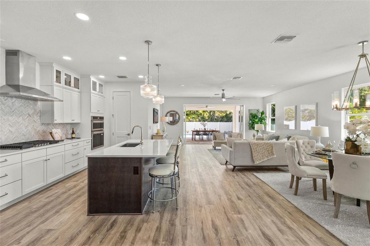 10 foot ceilings, Open floor plan