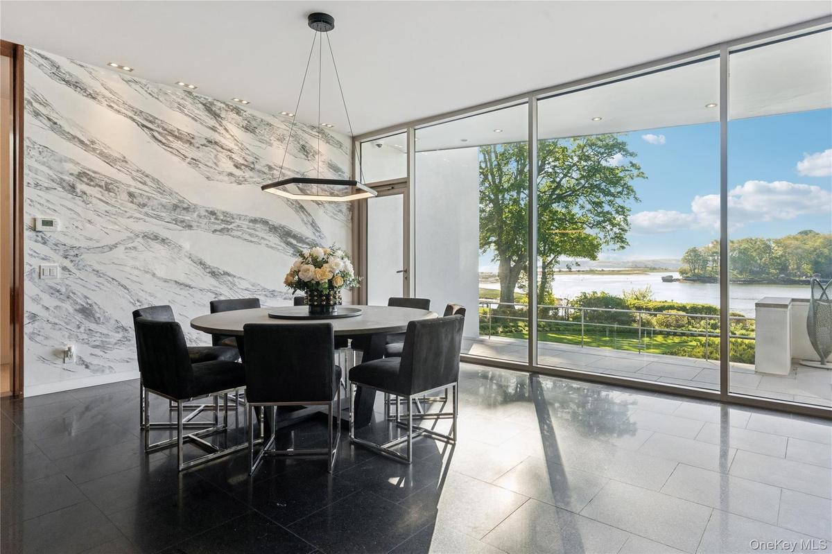 Eat-In Kitchen Breakfast Nook/ Dining Area