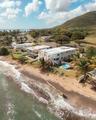 Vista aérea de la costa y área de piscina / Aerial of coastline & pool area