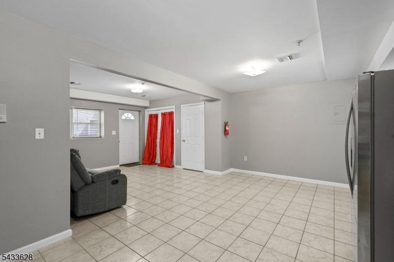 1ST FLOOR APT