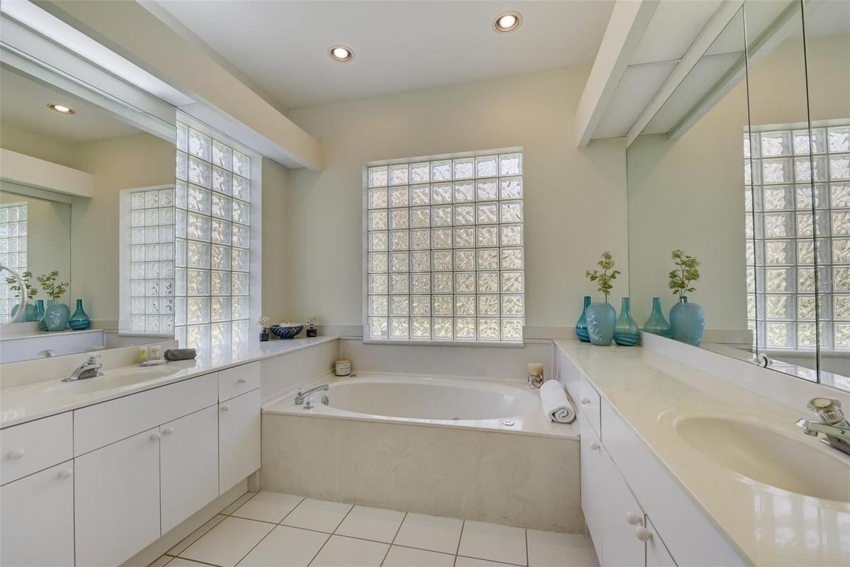 Primary bathroom/tub/shower