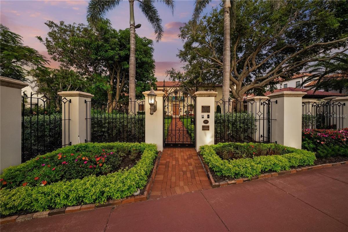 PEDESTRIAN GATE