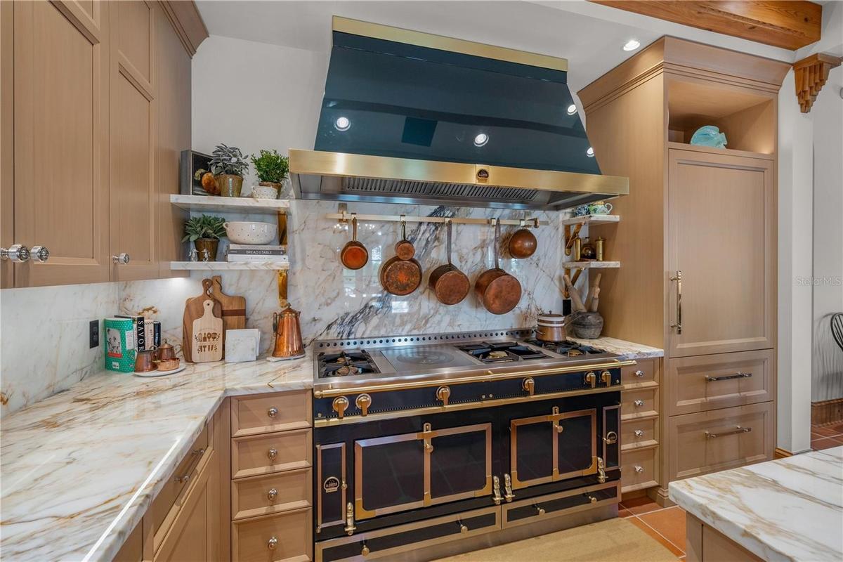 KITCHEN 5-STAR LA CORNUE (EN FRANCE) STOVE AND HOOD