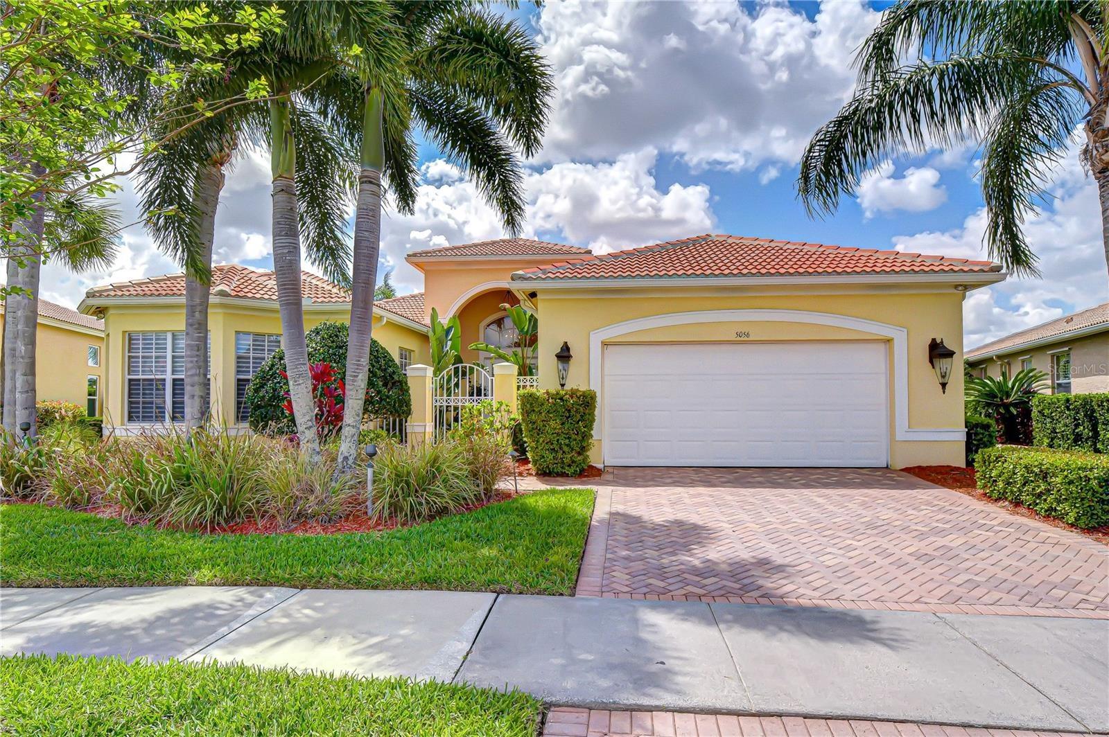 Beautiful home in the premier 55+ community of Valencia Lakes.
