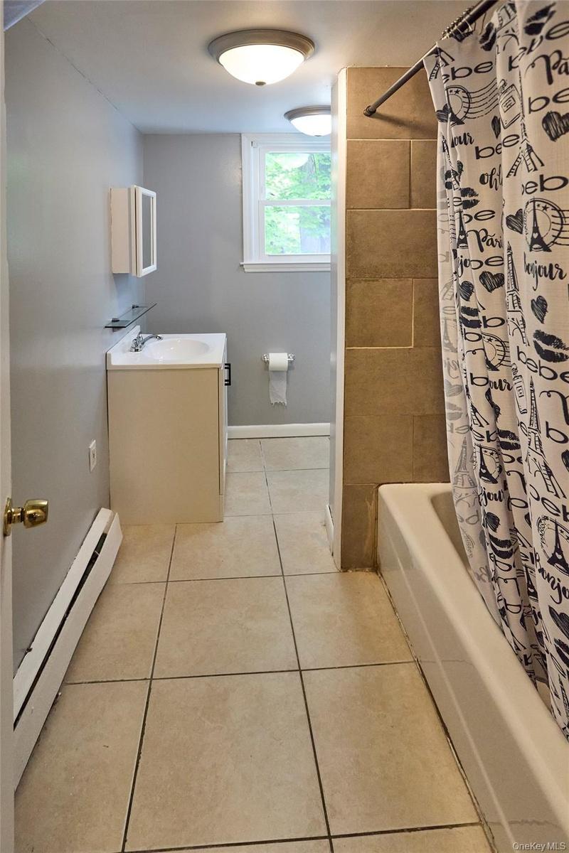 Tiled bathroom (Unit 1)