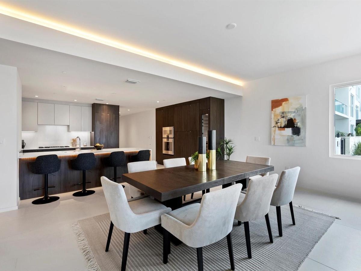 Kitchen Bar open to Dining