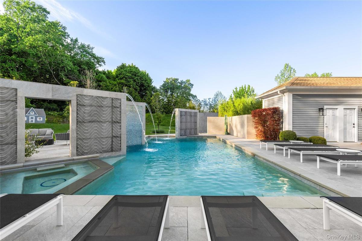 Heated, Salt water pool and spa. City street to pool seat in less than one hour.