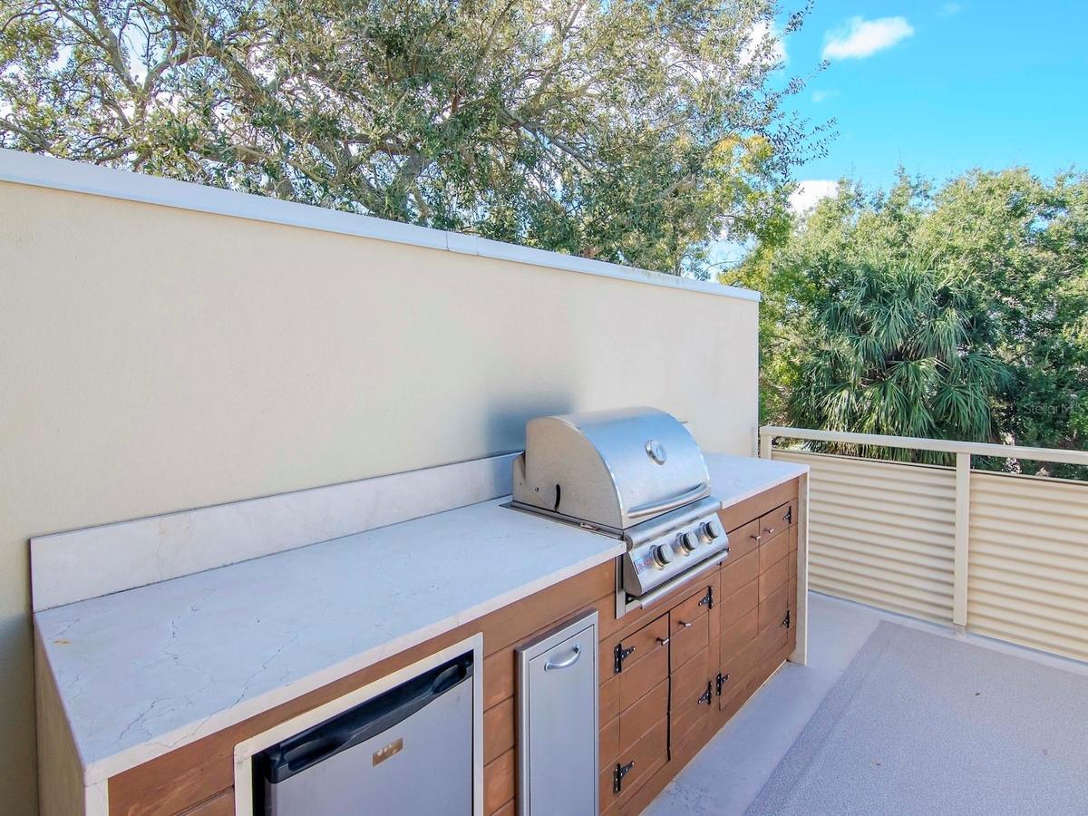 Fully equipped outdoor kitchen - perfect for Florida entertaining