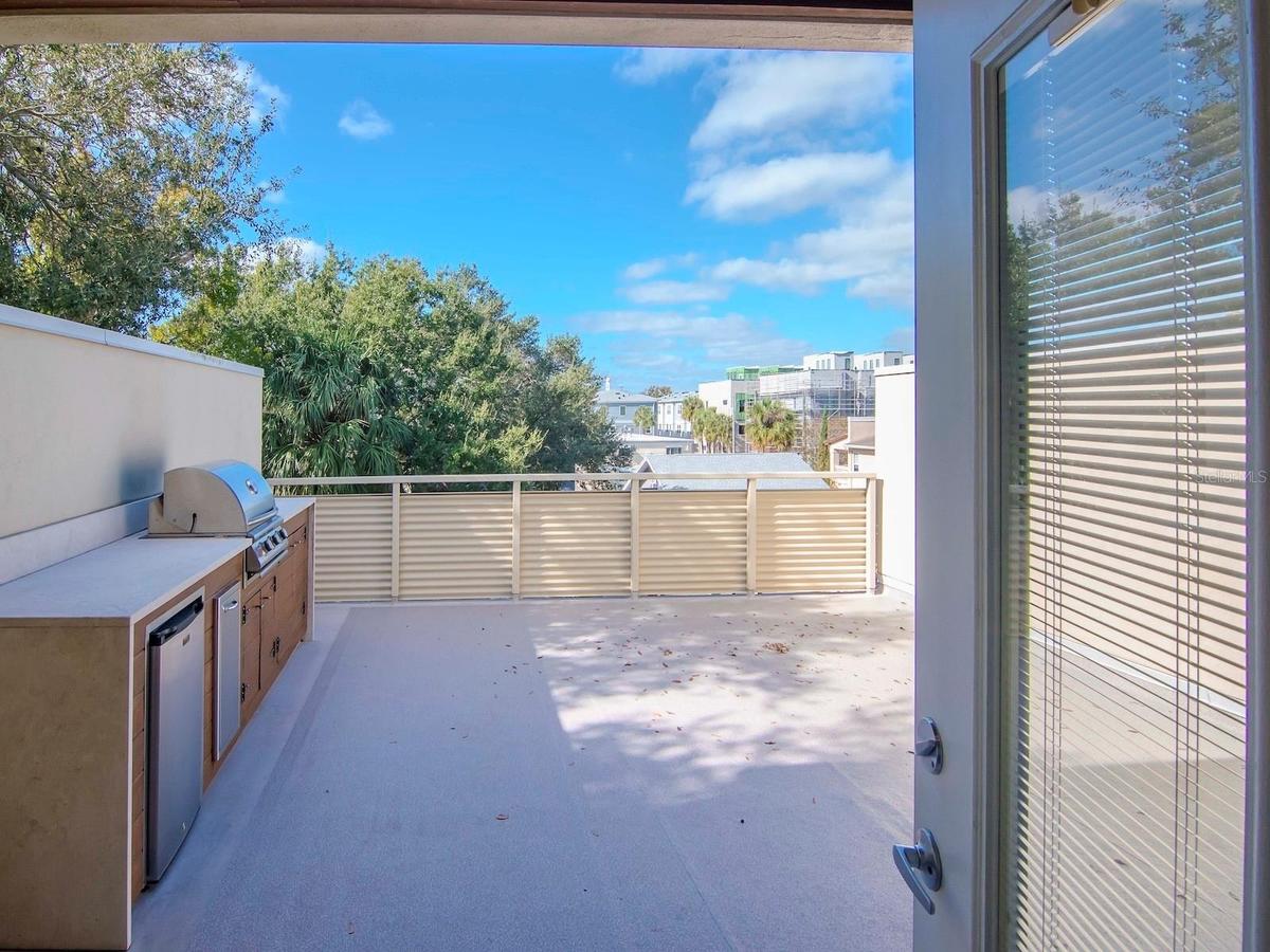 Incredible 3rd Floor Rooftop Terrace
