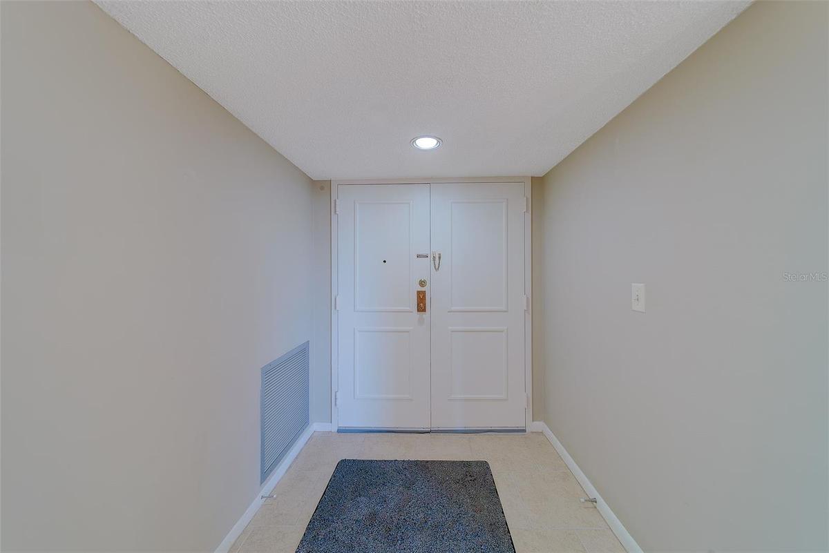 Reverse picture of foyer