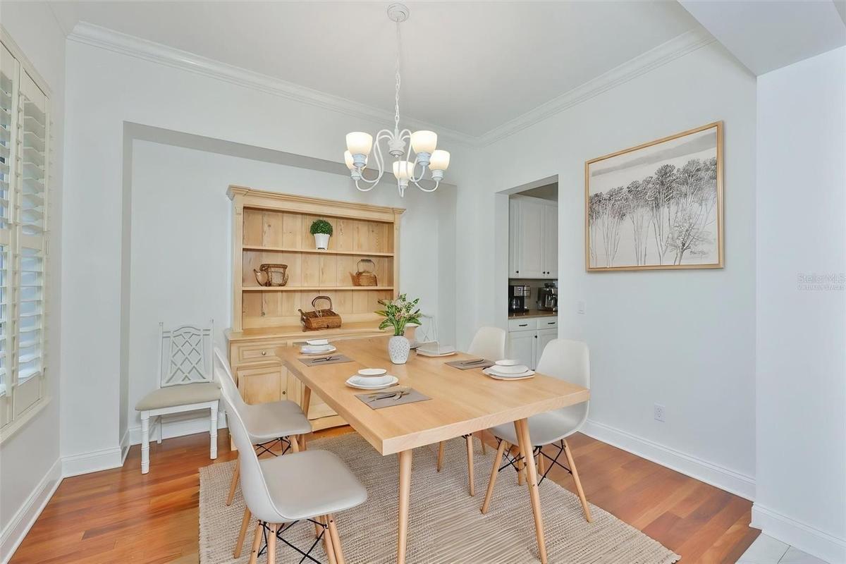 Virtually staged dining room
