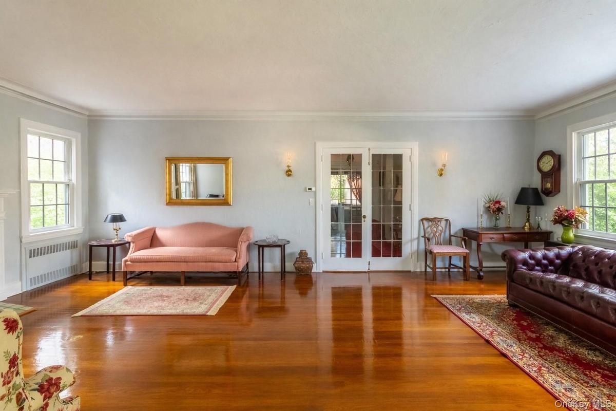Living Room w/o Drapes