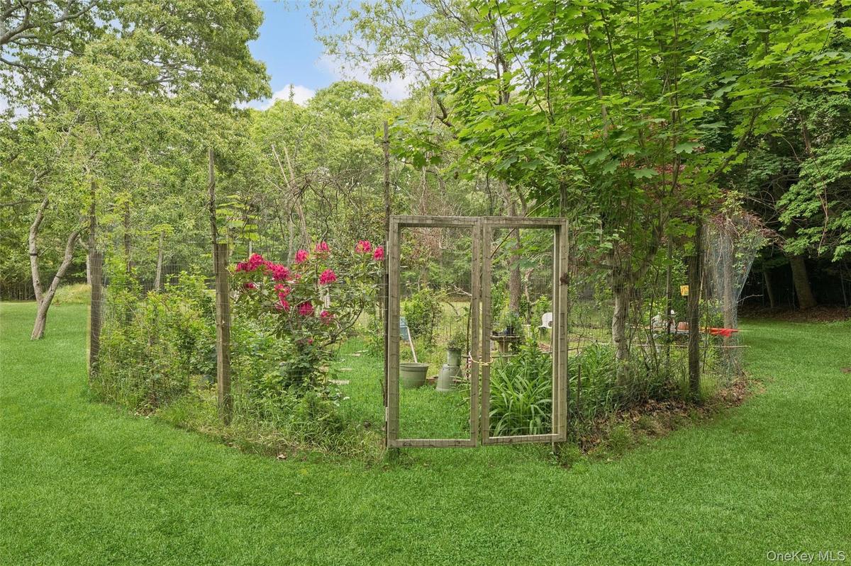 Enclosed garden/planting area