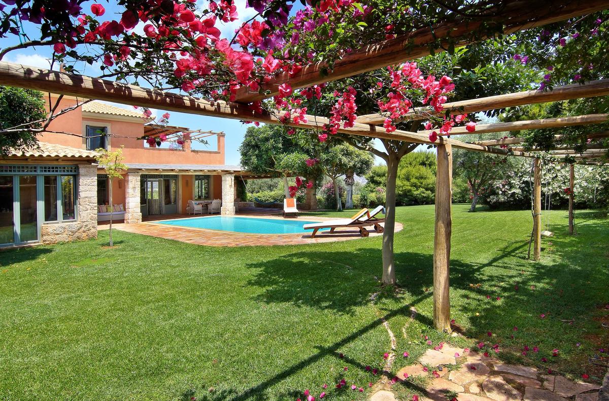 Villa to rent in Vouliagmeni - EXTERIOR 14