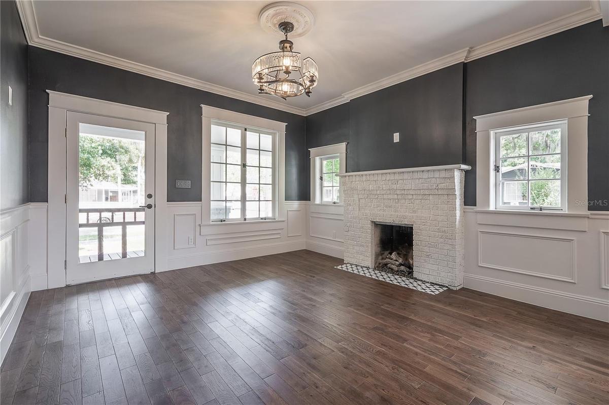 Living room (unfurnished)