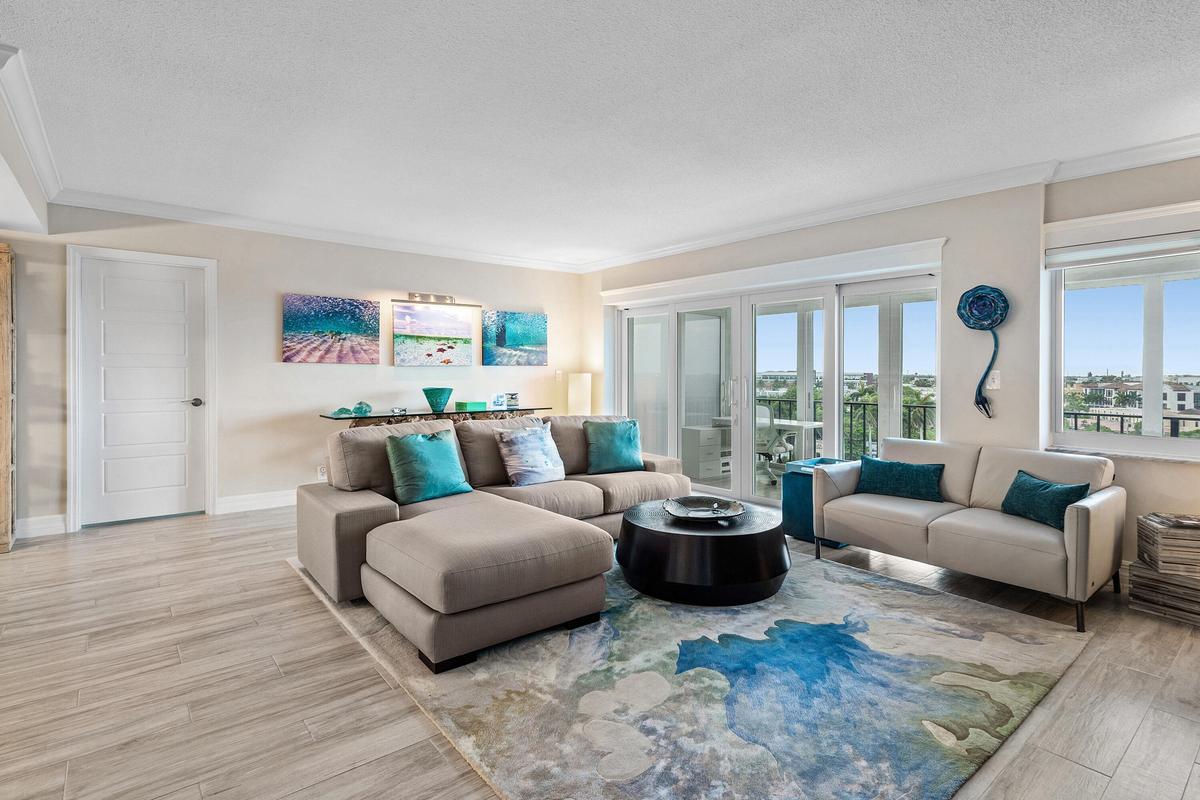 Porcelain tile foors throughout.