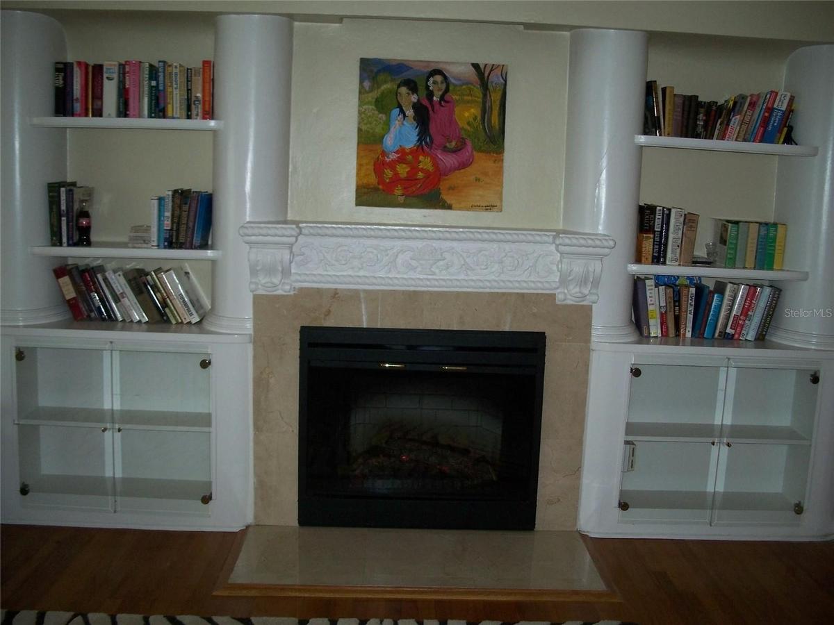 Built-in shelves LR