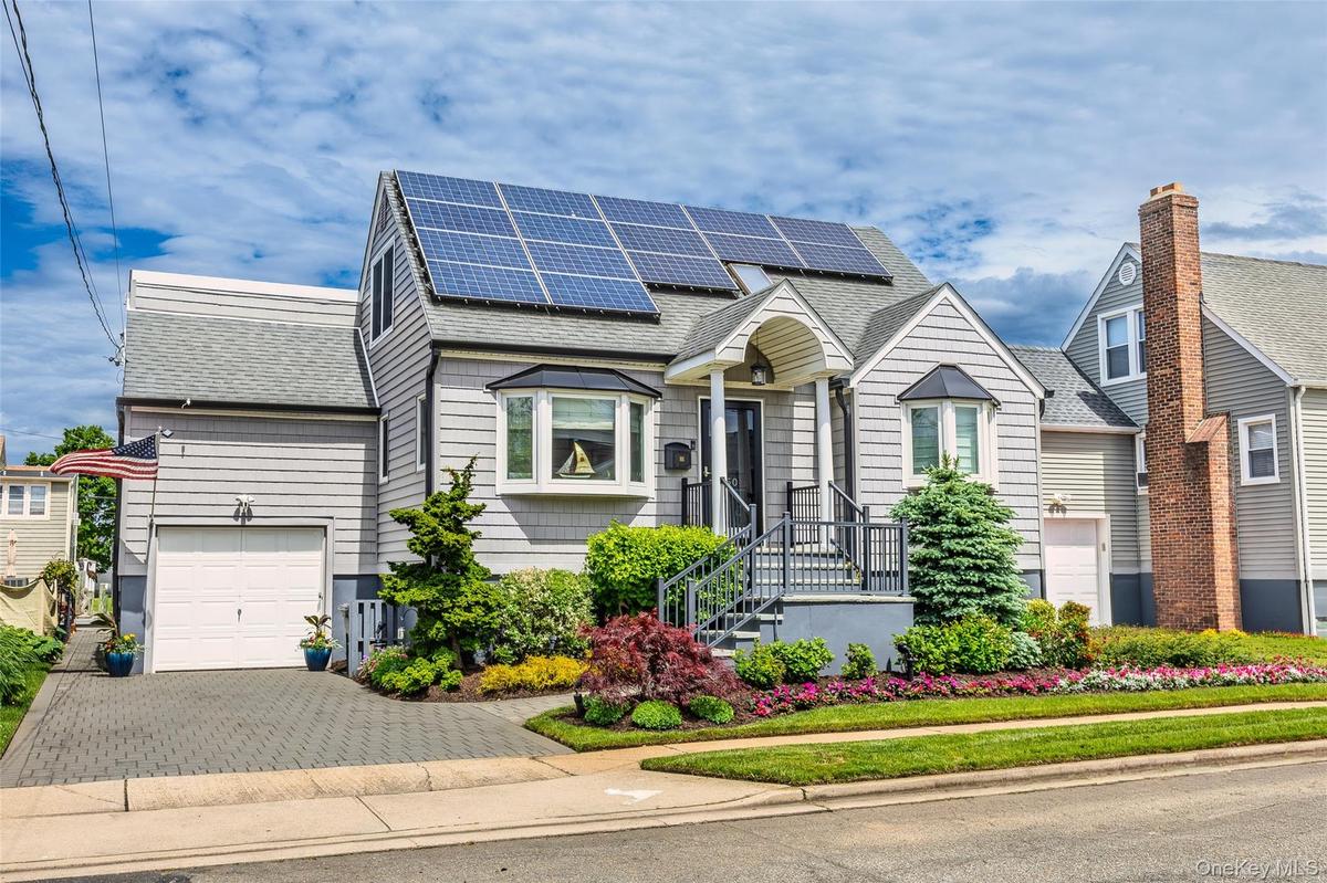 Gorgeous Curb Appeal!