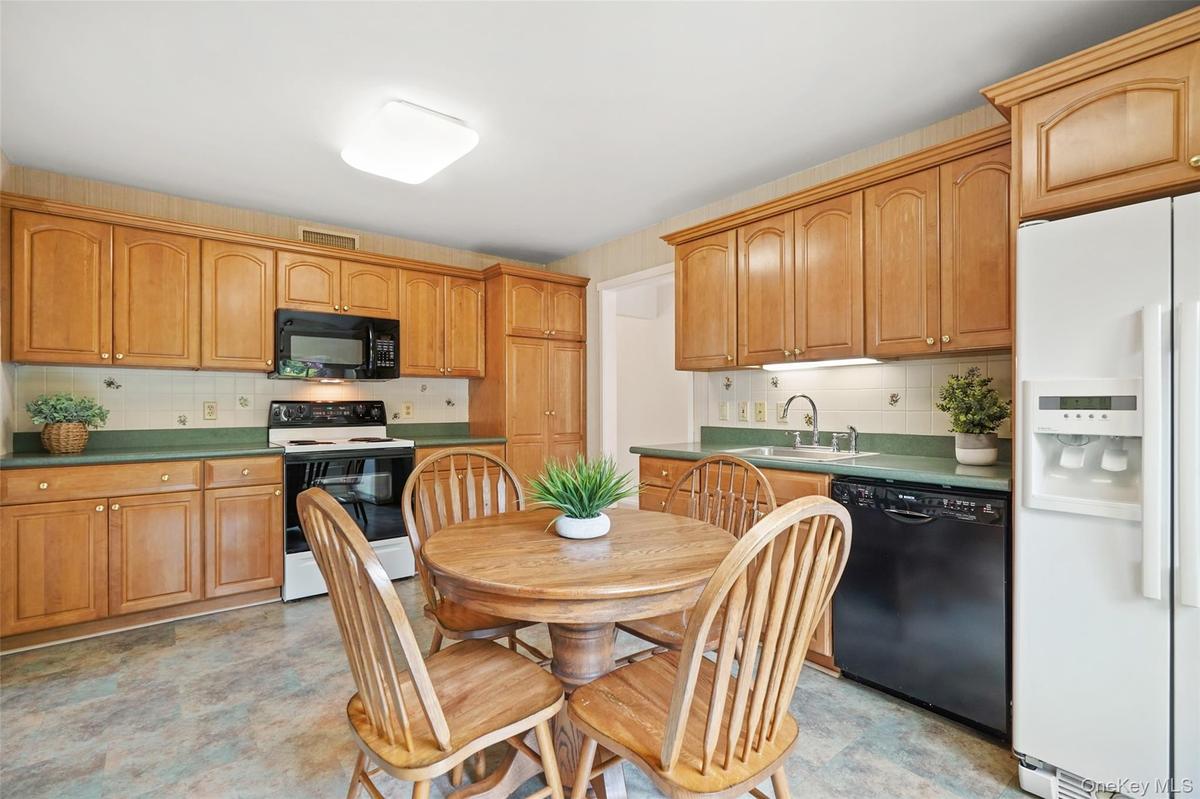 Eat-in kitchen