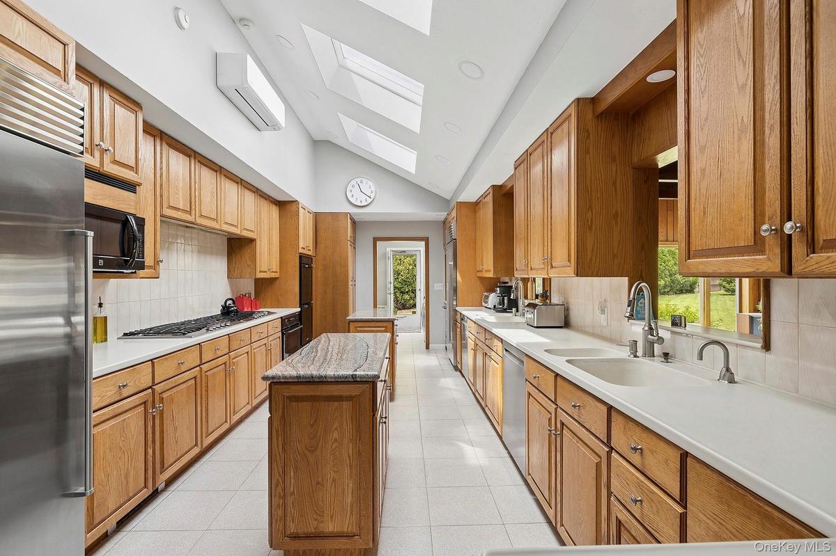 Large Kitchen with Double Sink, Double Stove and 2 Subzeros