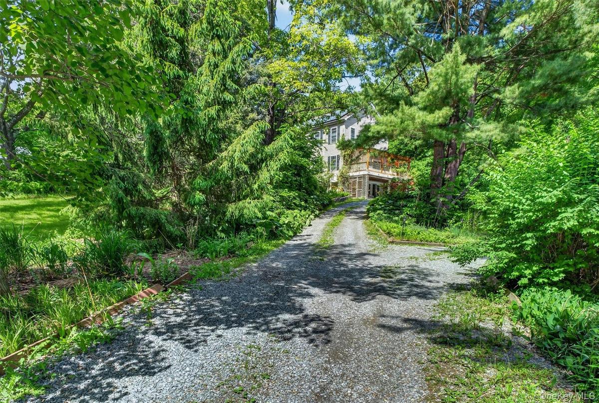 Circular driveway to home
