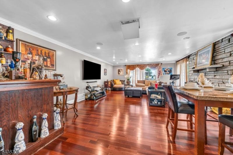 LIVING ROOM / DINING ROOM