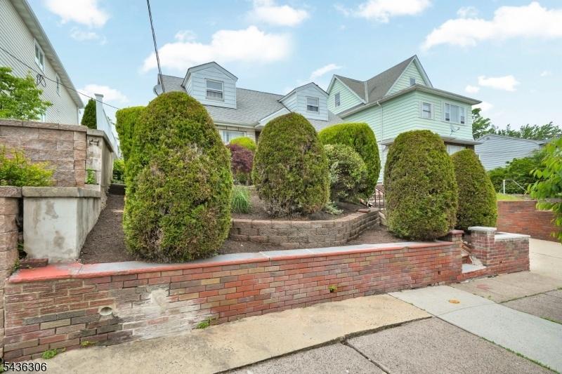 LANDSCAPED FRONT