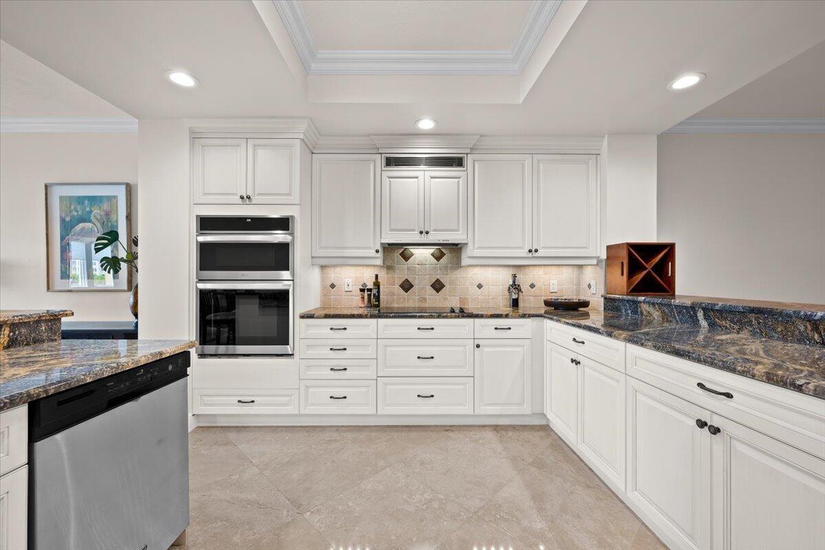 Amazing spacious kitchen with top of the line appliances