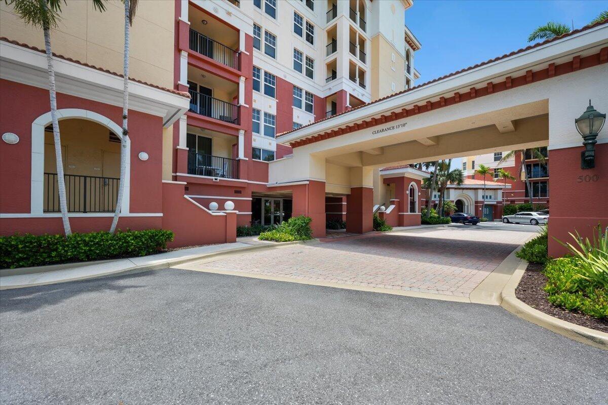 Impressive entrance for the Admiral Building at Jupiter Yacht Club