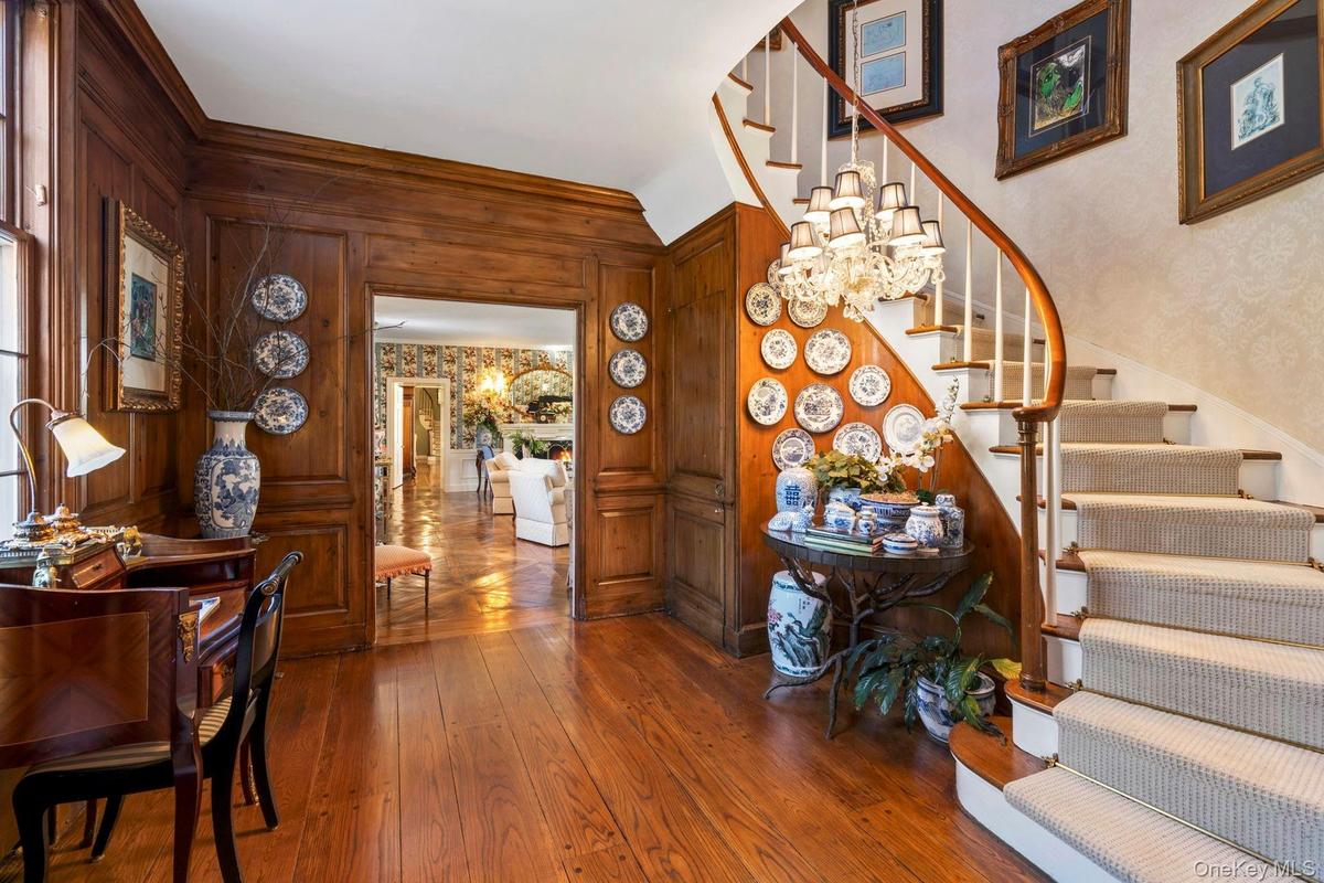 Foyer/main staircase
