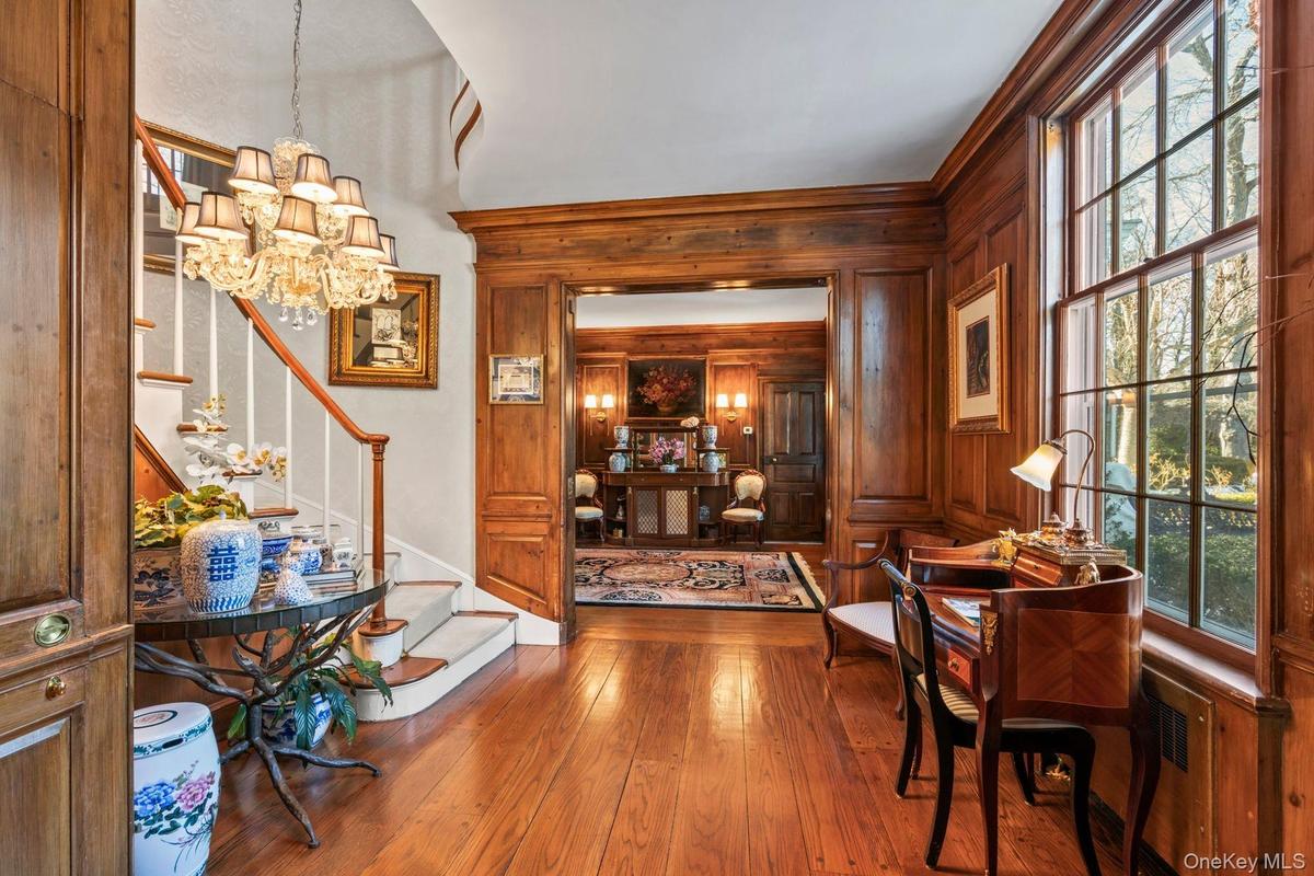 Foyer/main staircase