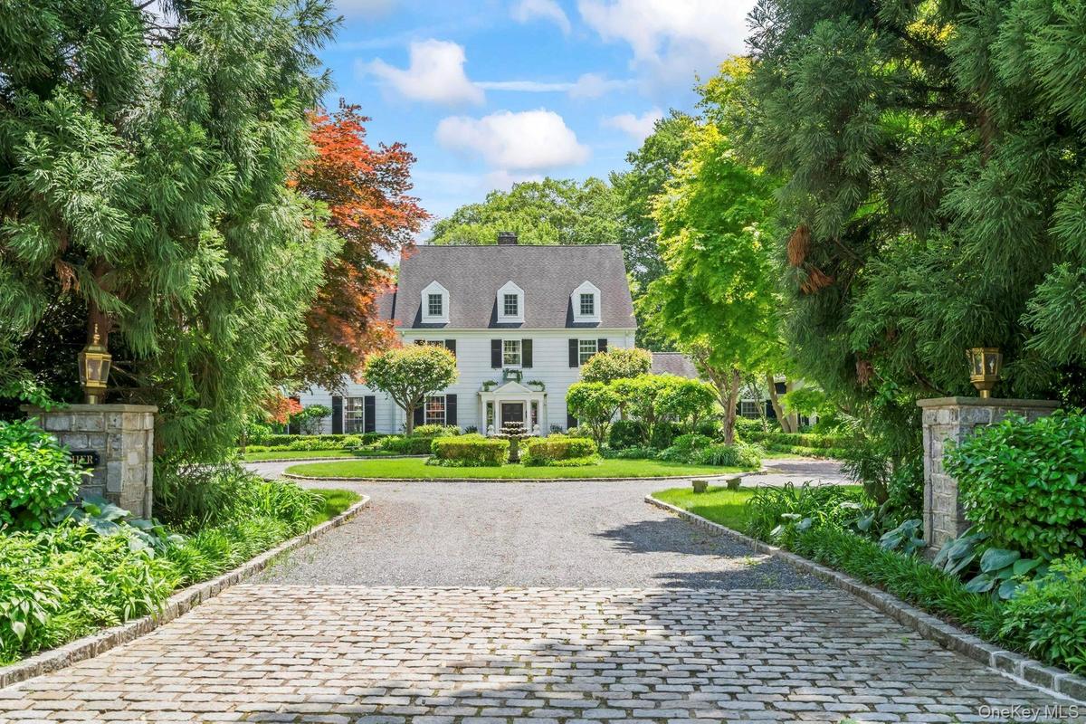 Long circular driveway leading to the entrance of house